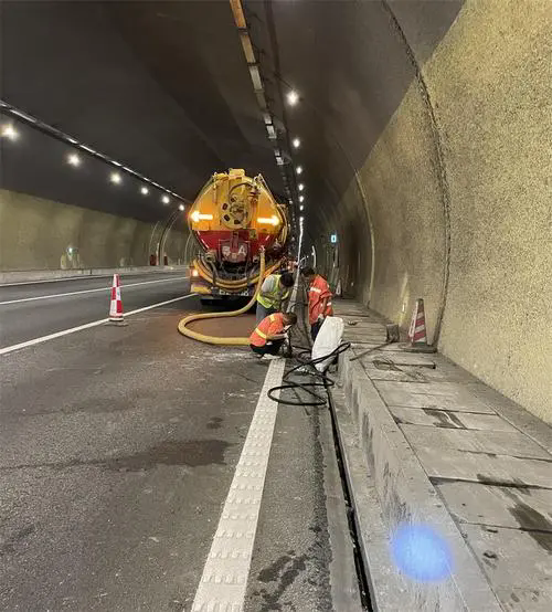 白城隧道排水渠清淤